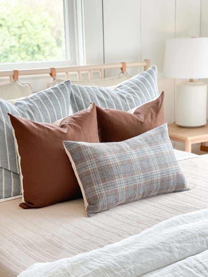 How to Arrange Decorative Pillows for Bed